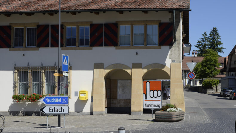 Plakatständer vor dem Gemeindehaus